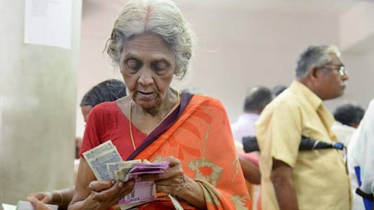 Pensions : సర్కారు సంచలన నిర్ణయం.. లక్ష మందికి పెన్షన్స్ కట్!