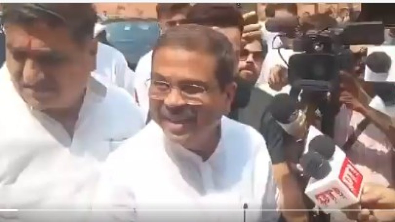 Dharmendra Pradhan : పార్లమెంట్కు మాజీ మంత్రి.. ‘జిందాబాద్’లతో ఘనస్వాగతం