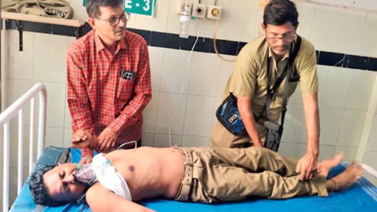 డ్రైవర్కు గుండెపోటు.. సమయస్ఫూర్తితో ప్రాణం నిలిపిన కండక్టర్