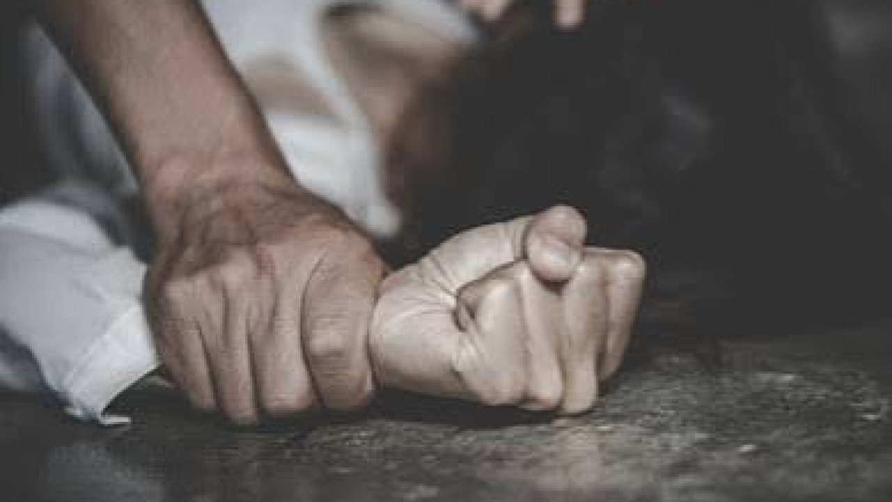 Crime : కీచక కౌన్సిలర్..అర్ధరాత్రి నగ్నంగా తిరుగుతూ అత్యాచారయత్నం!
