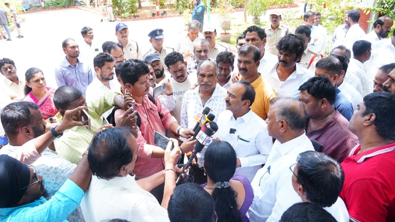 జవహర్ నగర్ డంప్యార్డ్ పై పొలిటికల్ వార్!.. ఆరోగ్యం కాపాడమంటే అరెస్టులా!..