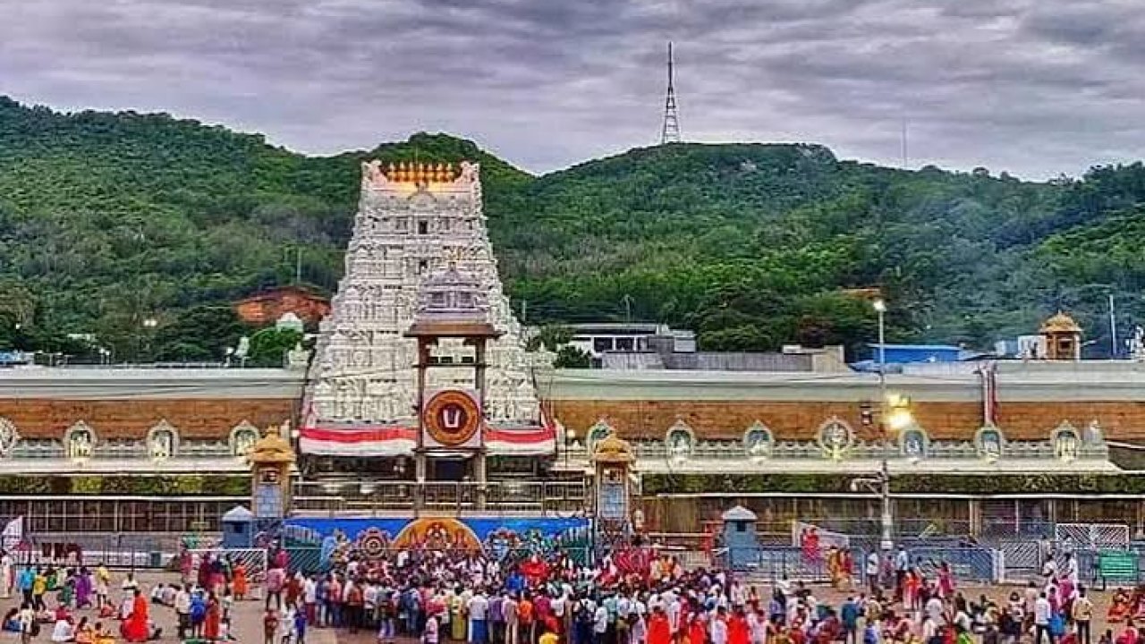 తిరుమలలో కొనసాగుతున్న భక్తుల రద్దీ.. సర్వ దర్శనానికి 18 గంటలు