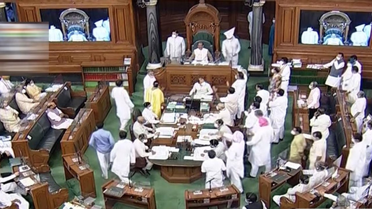 Parliament : లోక్సభలో గందరగోళం.. బీజేపీ వర్సెస్ ఇండియా కూటమి ఎంపీలు