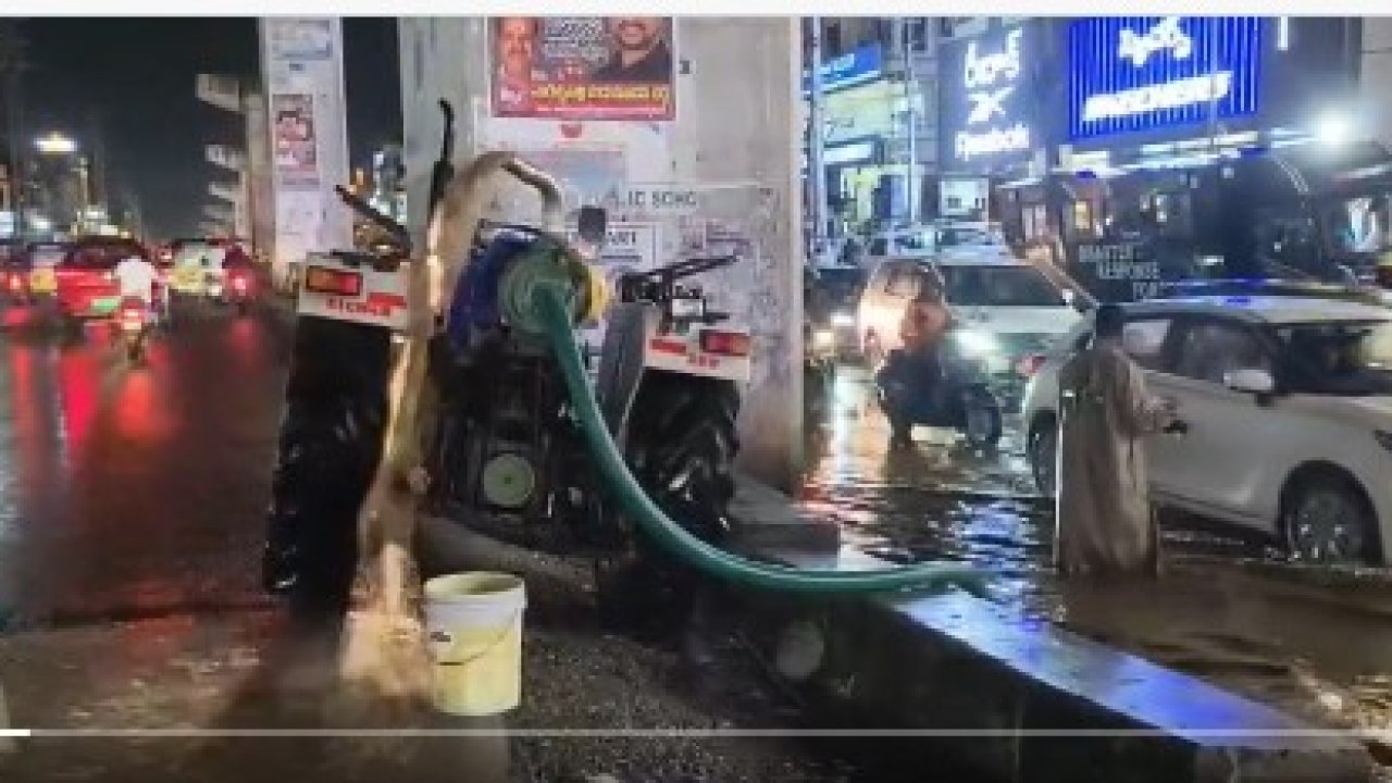 Rains : జోరు వర్షం.. బోడుప్పల్ రహదారిపై మోటార్లు ఆన్