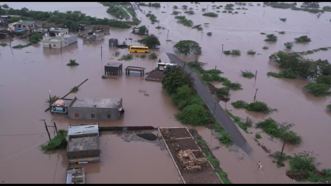 Gujarat: గుజరాత్‌లో వరదల బీభత్సం.. అస్తవ్యస్తంగా మారిన జనజీవనం!..