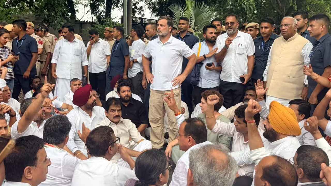 Rahul Gandhi: ఢిల్లీలో హైటెన్షన్.. ప్రధాని ఇంటి ముందు కాంగ్రెస్ నిరసన.. మోదీ రాజీనామాకు డిమాండ్