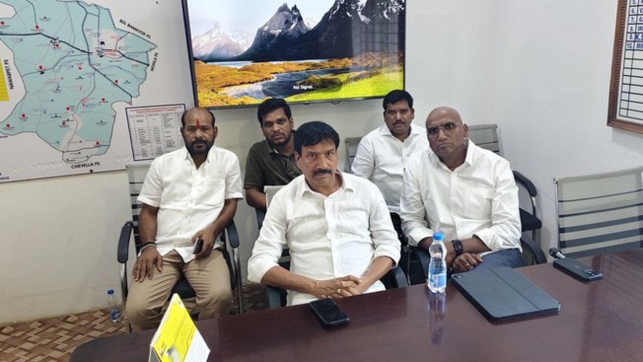 Breaking :  ఆరుగురి హత్య కేసు..  మాజీ మంత్రులు అరెస్టు, అడ్డగింతలు!