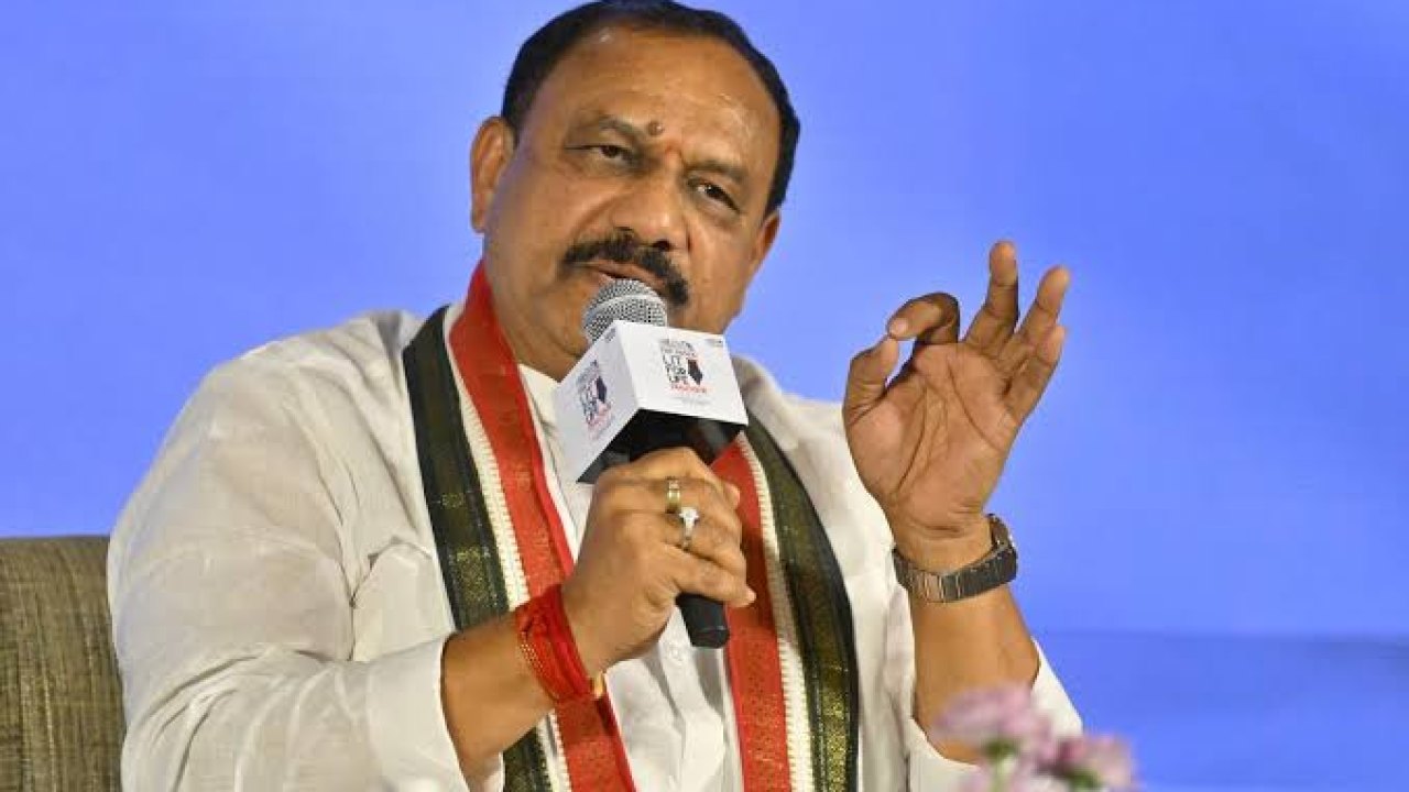 PCC Chief: మీ కుటుంబానికే కొలువులు.. నిరుద్యోగ యువతకు ఒరిగింది ఏమిటి కేటీఆర్?..
