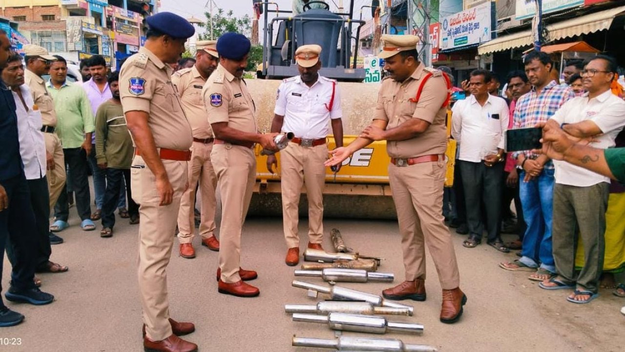 Kodad: బుల్లెట్ బైక్ల సైలెన్సర్లపై పోలీసుల ఉక్కుపాదం!.