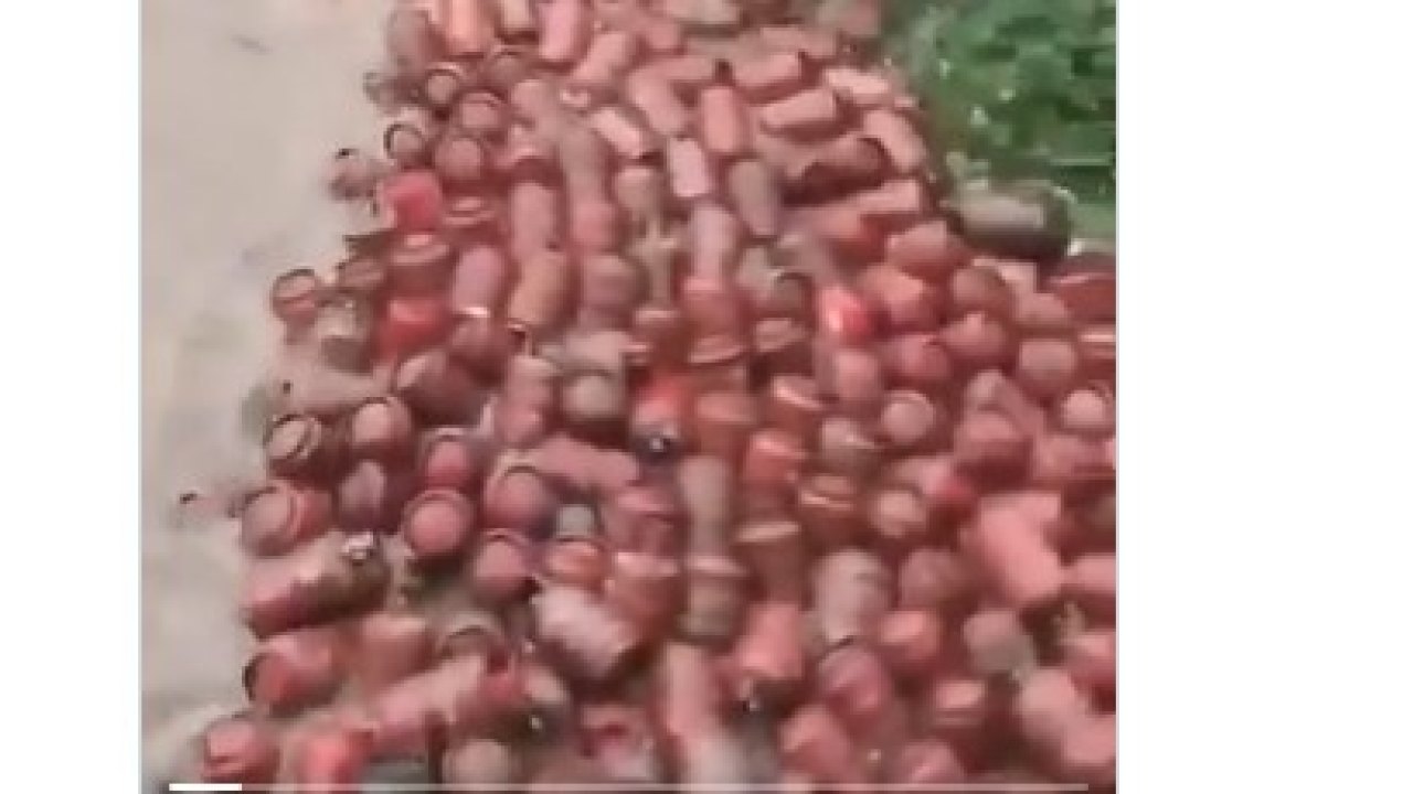Viral : కుండపోత వర్షం.. కొట్టుకొచ్చిన 3 వేల గ్యాస్ సిలిండర్లు!