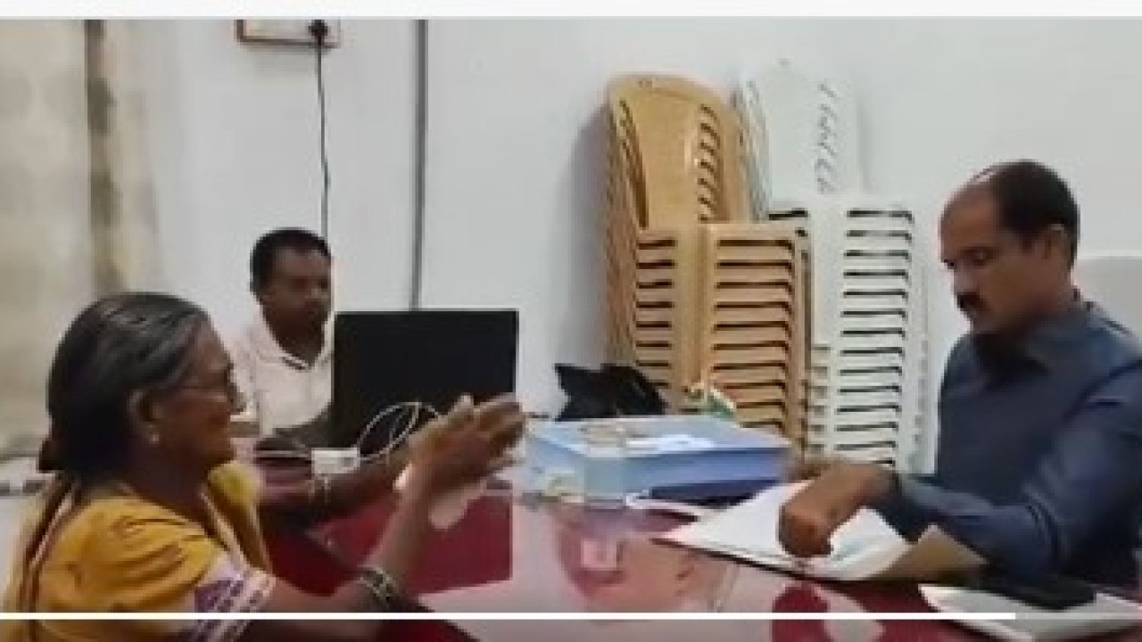 TG : భూమి ఇవ్వకపోతే  ట్రాక్టర్‌తో తొక్కిస్తా.. తల్లిదండ్రులకు బెదిరింపులు!