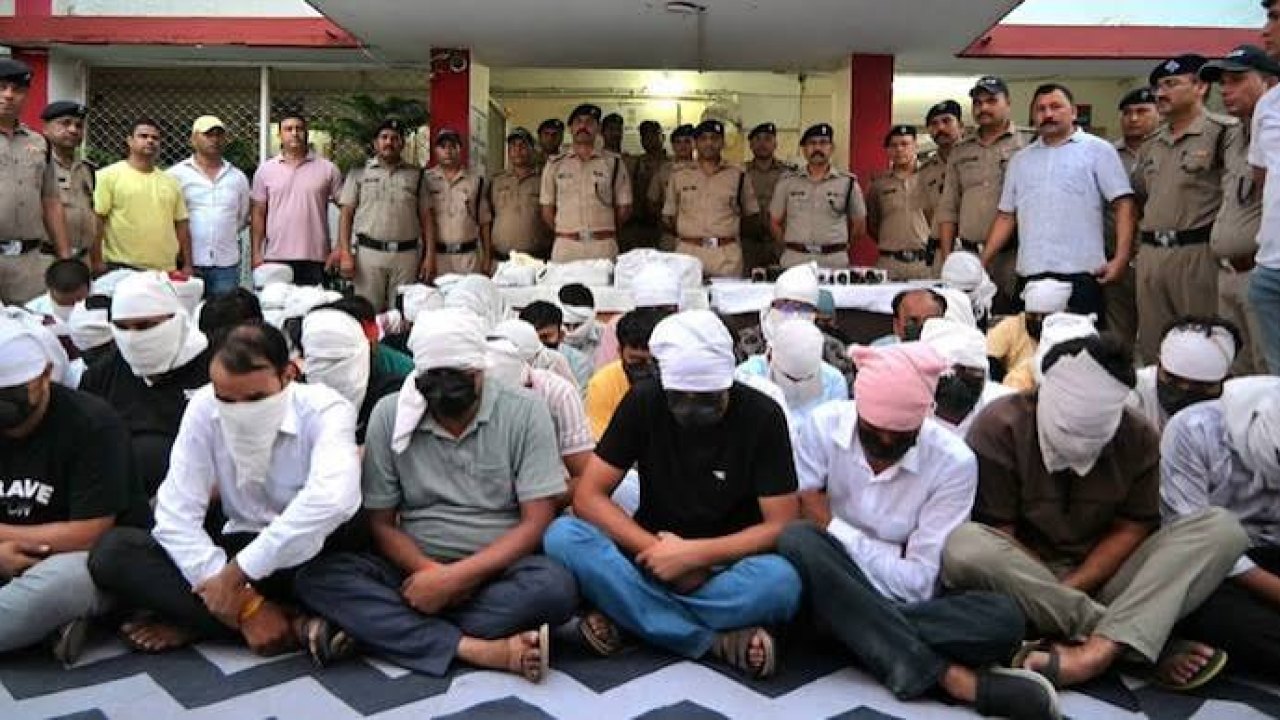 BreakingNews : భారీ సెక్స్ రాకెట్ గుట్టురట్టు.. 52 మంది అరెస్టు