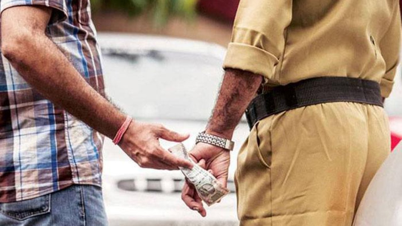 Telangana: తెలంగాణ బోర్డర్‌లో అక్రమ వసూళ్ల దందా?? వైరల్ వీడియో..