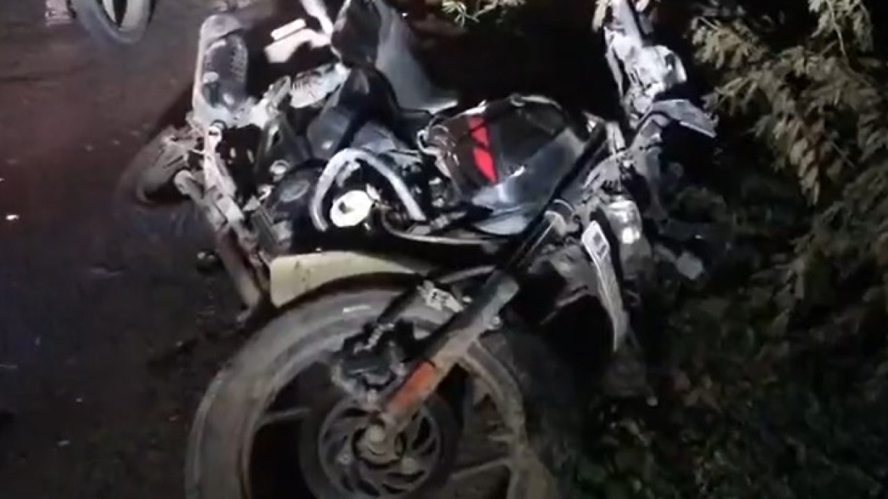 CRIME : అతివేగంతో చెట్టును ఢీకొట్టిన బైక్.. స్పాట్లోనే ముగ్గురు!