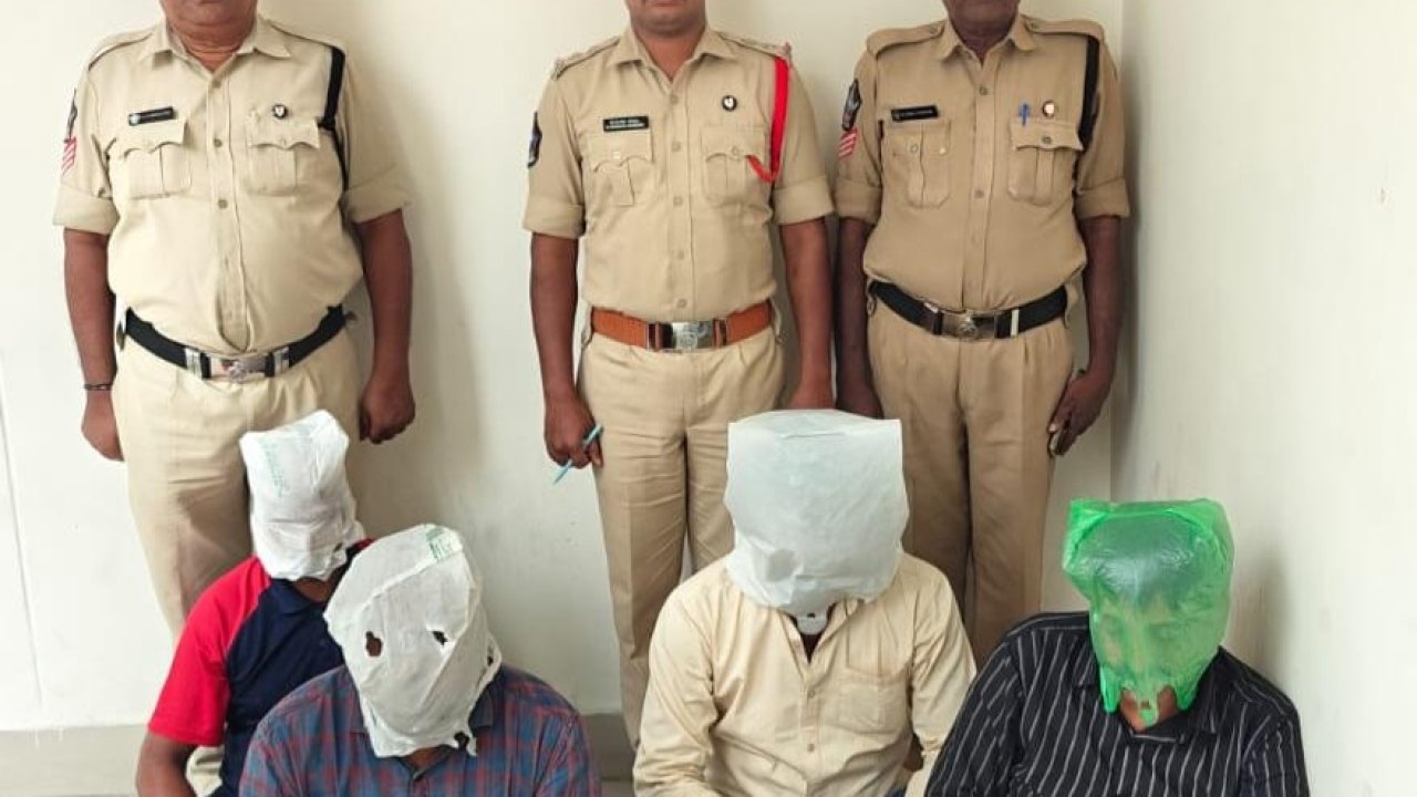 తిరుమలలో నకిలీ ఆధార్‌ కార్డుల దందా!