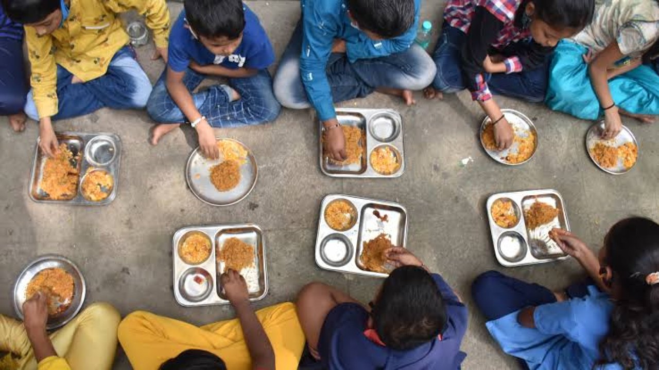 Midday Meals :టిఫిన్స్, మీల్స్ పెట్టి మమ్మల్ని అవమానిస్తారా?.. టీచర్లు ఫైర్!
