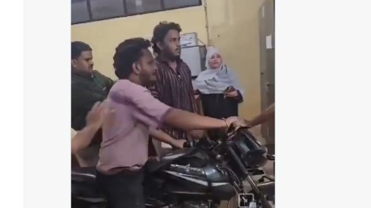 ViraL : ఎమర్జెన్సీ వార్డులోకి దూసుకొచ్చిన బైక్‌.. చితకబాది!(వీడియో)