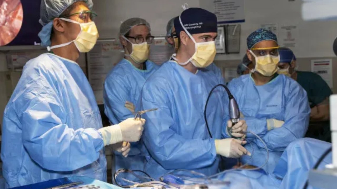 Brain Surgery: కపాలం తెరవకుండానే మెదడు సర్జరీ.. భారత సంతతి వైద్యుడి అరుదైన రికార్డు!
