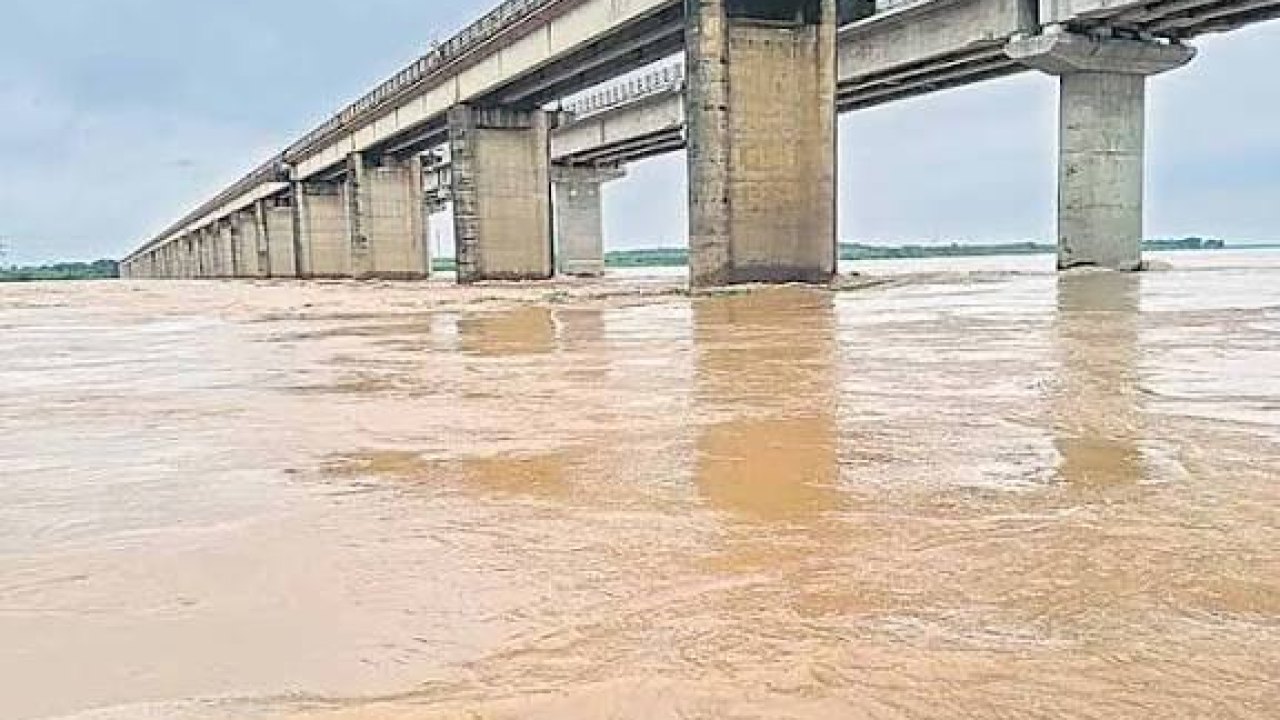 Rains : గోదావరి ఉగ్రరూపం.. నిండుకుండలా ప్రాజెక్టులు