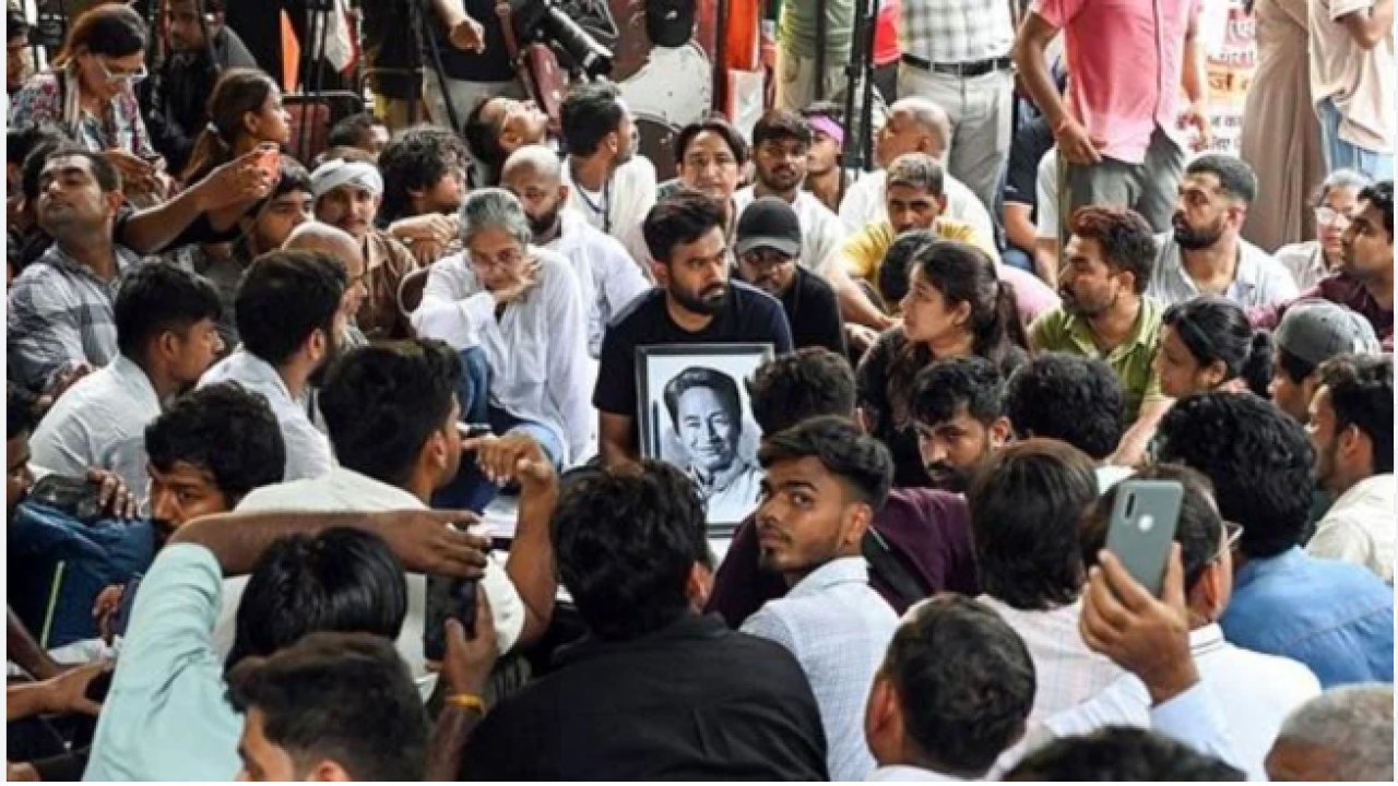 ఢిల్లీలో కాక్రోచ్ పార్టీ పవర్ షో.. జెన్ జీ రాజకీయాల ఆరంభమా..?