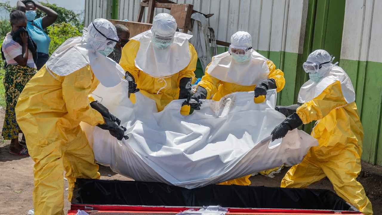 Ebola Outbreak: డేంజర్ బెల్స్.. ఎబోలా విజృంభణ.. 930 మంది మృతి