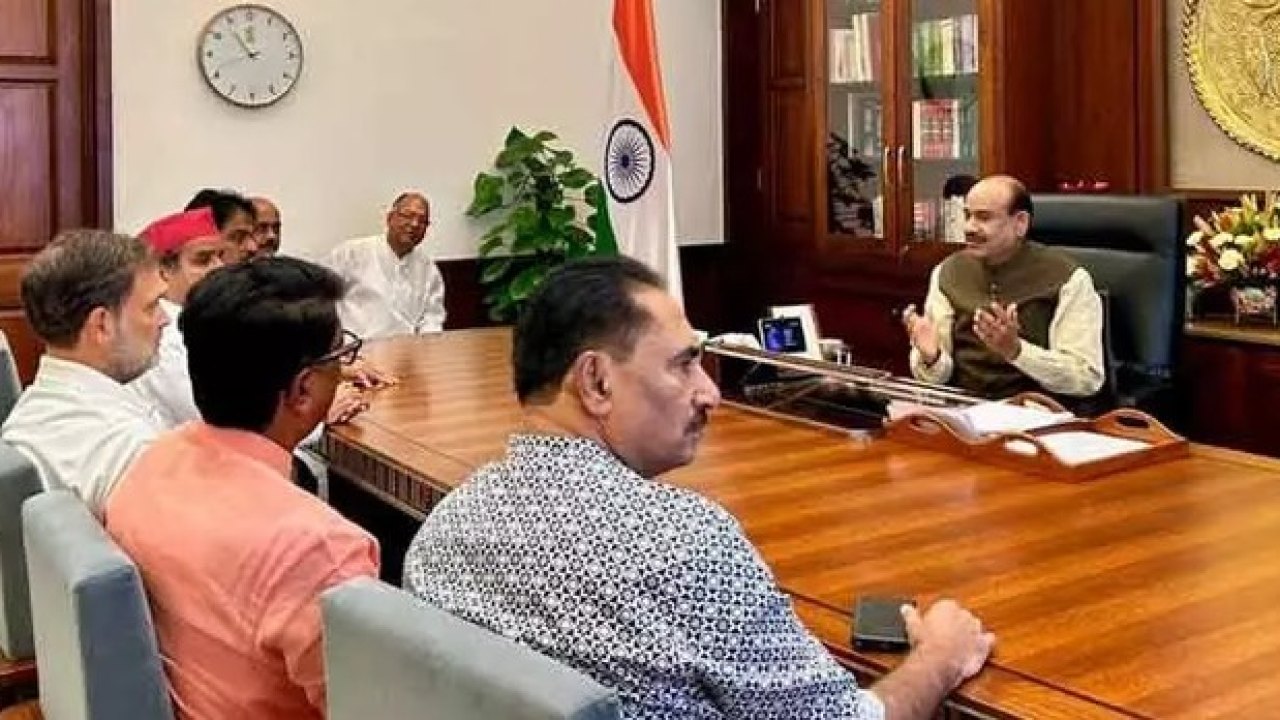 Rahul Gandhi : విద్యార్థుల భవిష్యత్ గురించి మాట్లాడని పార్లమెంట్ ఎందుకు? : రాహుల్