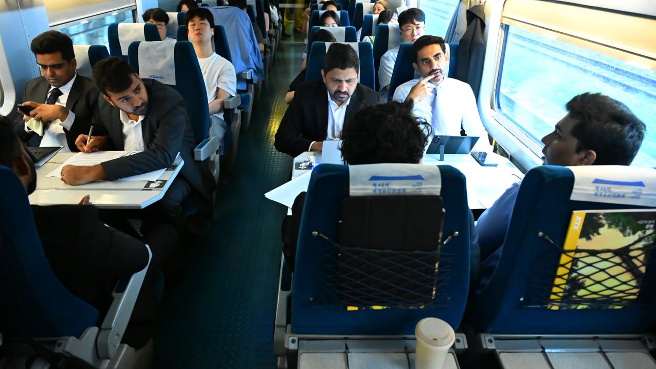 KOREA: దక్షిణ కొరియా పర్యటనలో నారా లోకేశ్.. రైలులో ప్రయాణం
