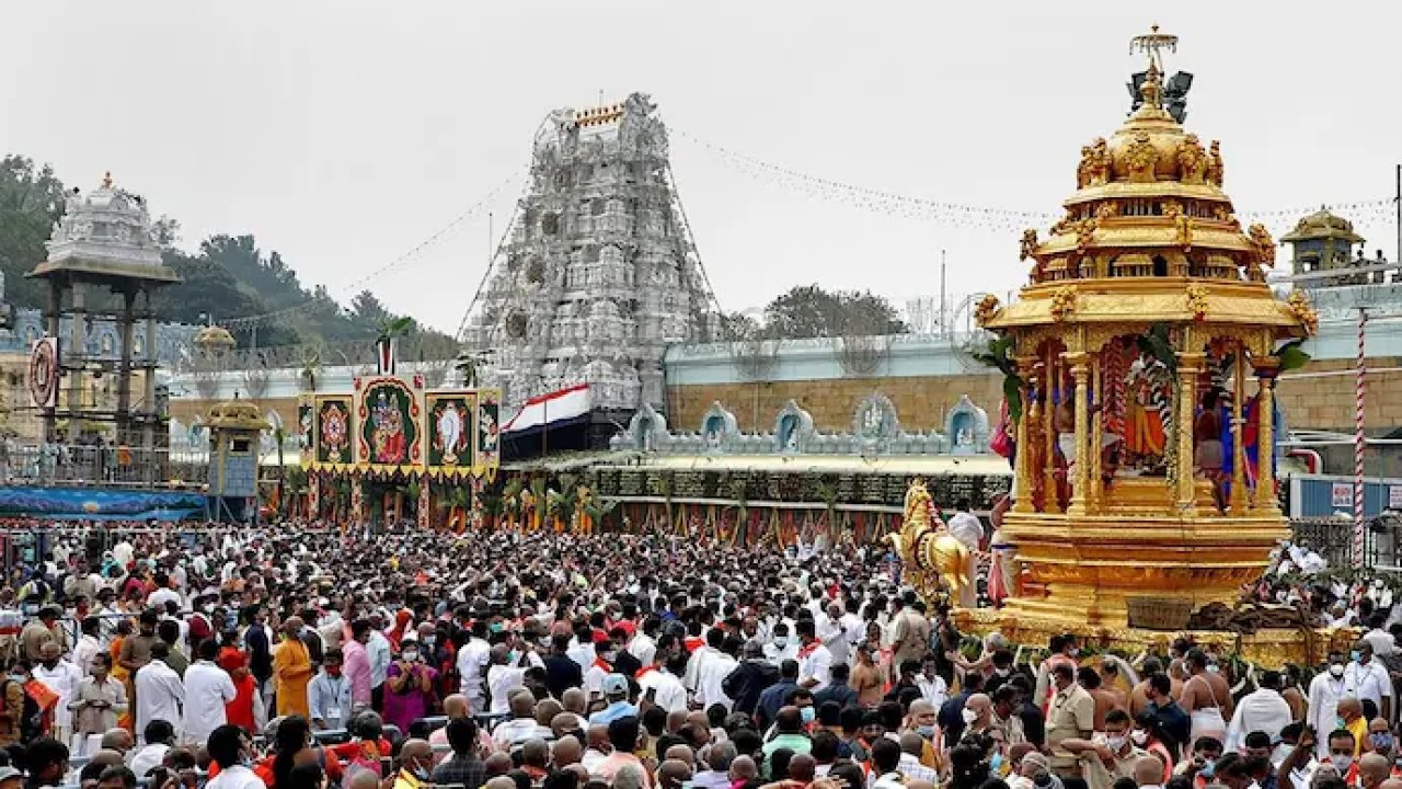 తిరుమలలో పోటెత్తిన భక్తులు.. శ్రీవారి దర్శనానికి 30 గంటల సమయం!