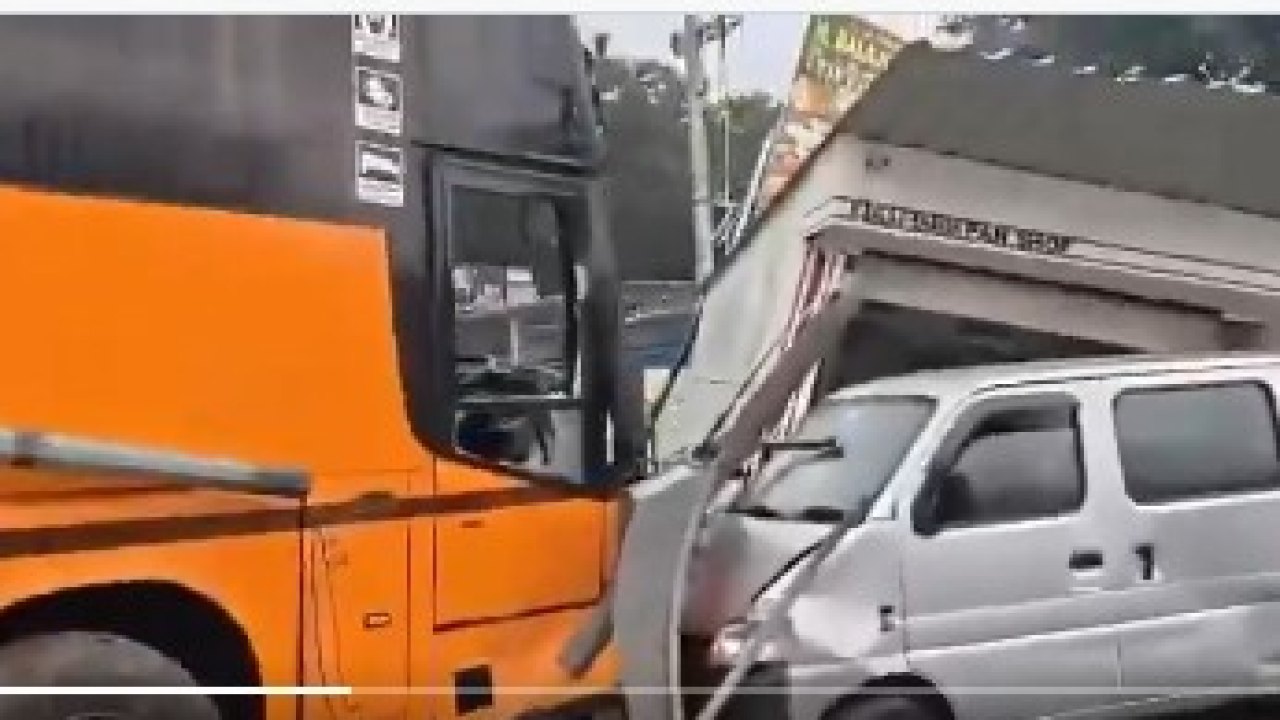 Crime : శంషాబాద్లో భారీ ప్రమాదం.. హోటల్లోకి దూసుకెళ్లిన ట్రావెల్ బస్సు