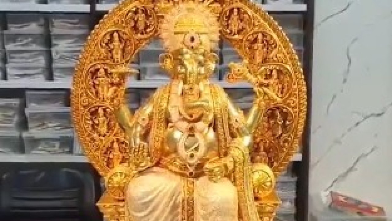 Viral : రెండు కళ్లు చాలవు.. 24 క్యారెట్ల గోల్డ్, వజ్రాలతో మెరిసిన ‘బొజ్జ గణపయ్య’
