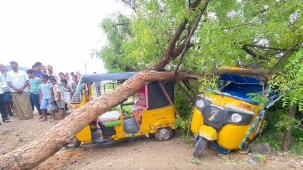 AP : ఏపీలో పిడుగుల బీభత్సం.. నలుగురు మృతి