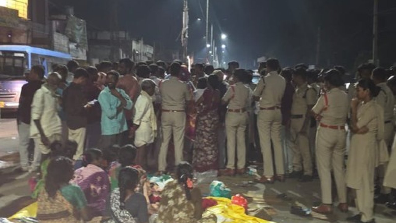 TG : లైట్లు ఆపేసి అర్ధరాత్రి మాపై దాడులు చేశారు : మహిళా రైతులు