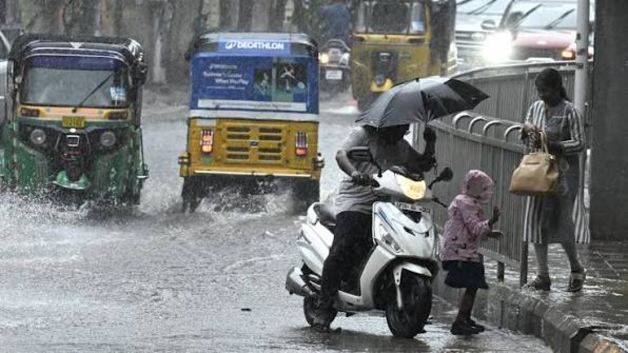 Hyderabad: నగరంలో మారిన వాతావరణం.. పలు ప్రాంతాల్లో భారీ వర్షం!..
