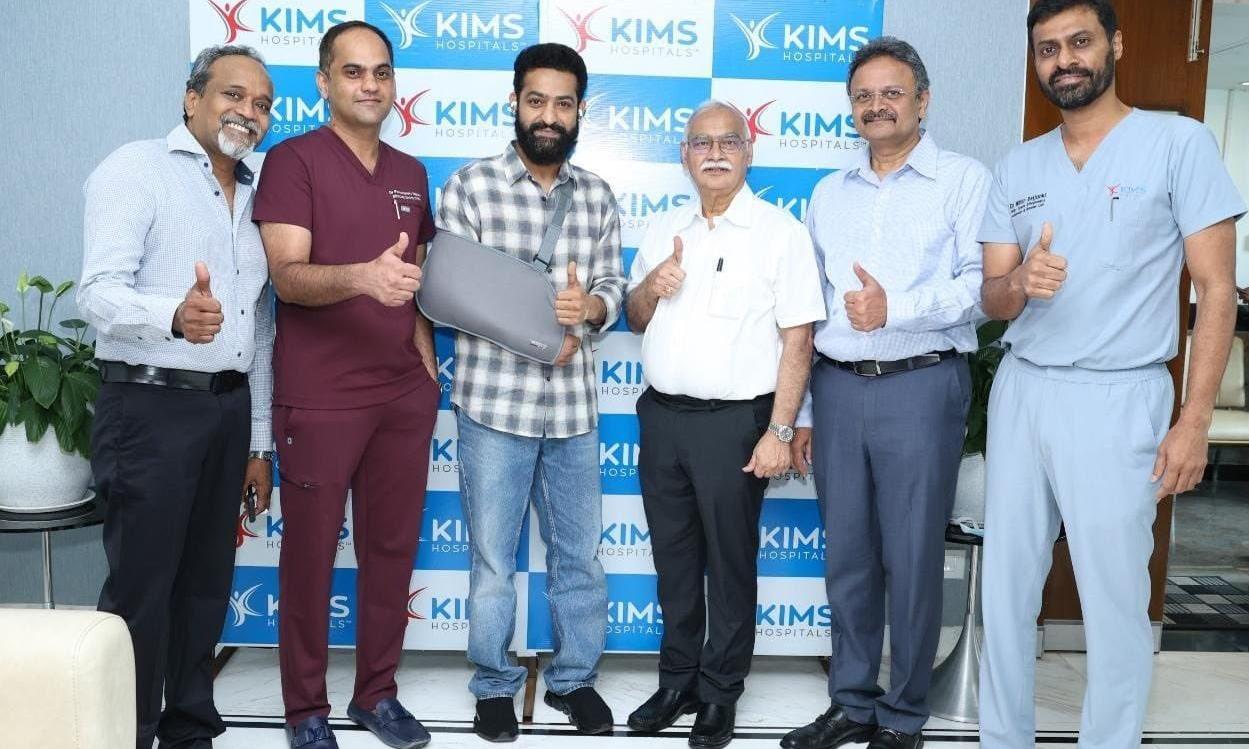Jr.NTR: సర్జరీ తర్వాత డాక్టర్స్‌తో ఎన్టీఆర్ పిక్ వైరల్