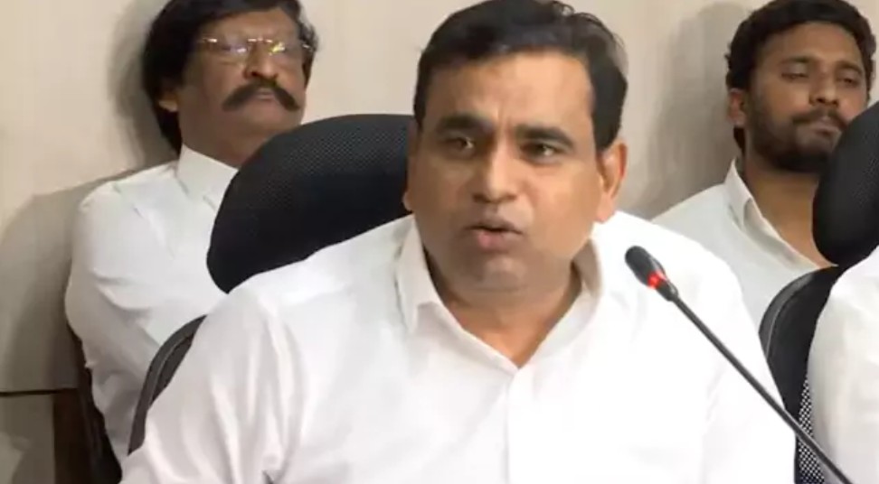 భూ కేటాయింపులపై బీఆర్ఎస్ డ్రామాలు.. ఢిల్లీ వేదికగా ఎంపీ చామల ఫైర్!