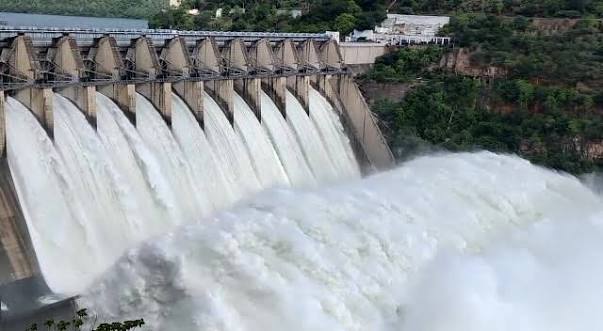 Water flow: ఆల్మట్టికి జలకళ.. నిండుతున్న రిజర్వాయర్!..