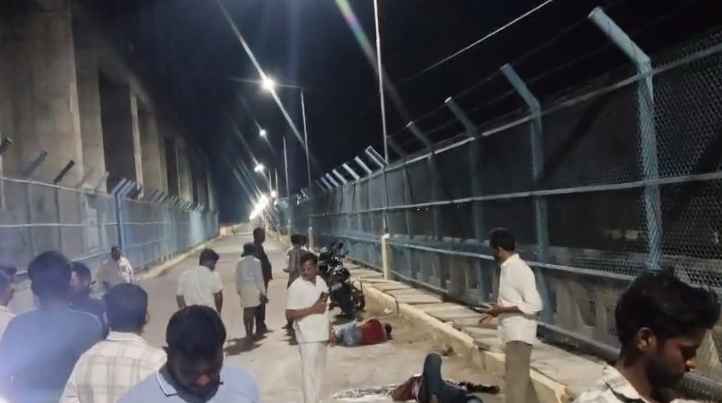 Jurala Dam Road Accident: జూరాల డ్యామ్పై రోడ్డు ప్రమాదం.. ముగ్గురికి తీవ్ర గాయాలు