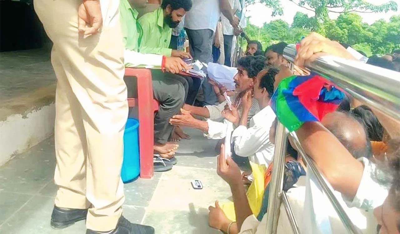 Telangana: సారూ.. ఒక్క యూరియా బస్తా ఇవ్వండి.. మీ కాళ్లు మొక్కుతా!?.. ప్రజా పాలనలో రైతు ఆవేదన..
