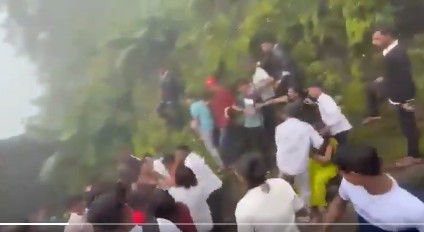 Viral : షార్ట్స్ వేసుకున్నారని.. ఓ టూరిస్టు ఫ్యామిలీపై దాడి (వీడియో)