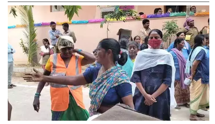 Kodad: స్వాతంత్య్ర వేడుకల్లో ఊహించని ట్విస్ట్.. పెట్రోల్‌తో మహిళ హల్‌చల్!..