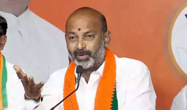 తుమ్మితే ఊడిపోయే ప్రభుత్వం కాంగ్రెస్.. బండి సంజయ్ తీవ్ర విమర్శలు!
