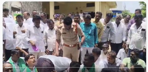TG : నీళ్ల కోసం ఎస్సై కాళ్లు పట్టుకున్న అన్నదాత.. వీడియో వైరల్!