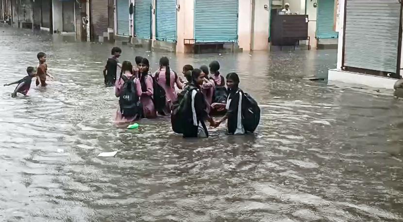 Rains : జలదిగ్భంధంలో ఢిల్లీ ప్రధాన రహదారులు