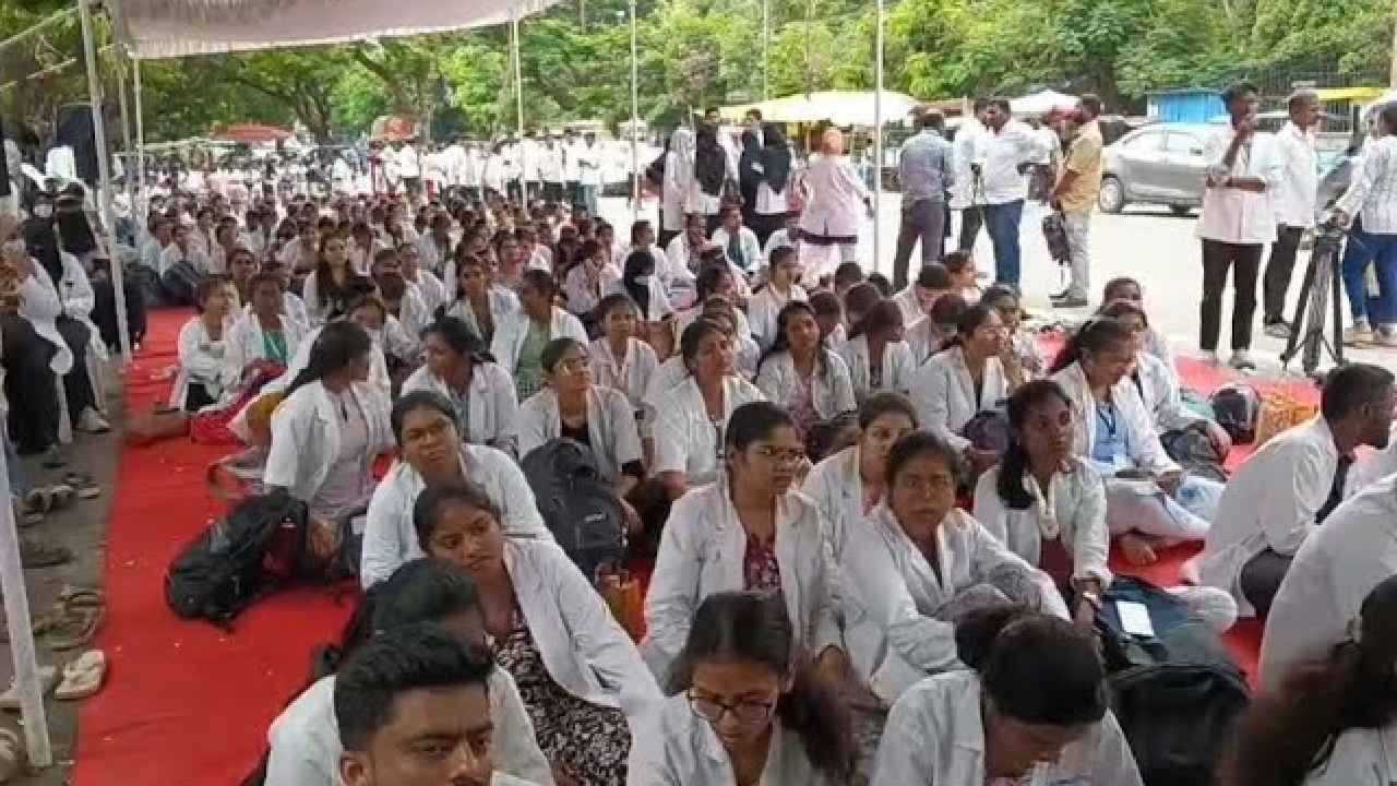 AYUSH: దద్దరిల్లిన ధర్నాచౌక్.. AYUSH విద్యార్థుల మహా ధర్నా
