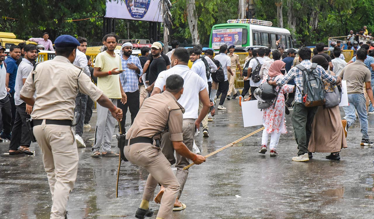 Bihar: సీఎం నివాసం వద్ద ఉద్రిక్త పరిస్థితులు.. ప్రశ్నాపత్నం లీకేజీ పై భగ్గుమన్న విద్యార్థులు!..