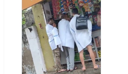 Viral : రైల్వే దుప్పట్ల దొంగలు.. నడిరోడ్డు మీద తిరుగుతూ జల్సా (వైరల్)