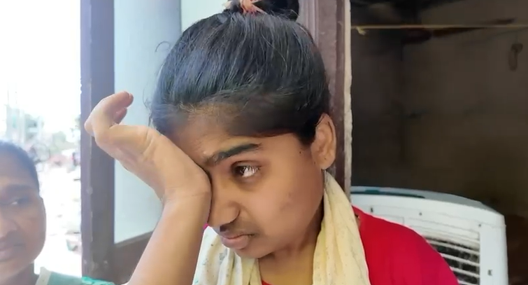 Khammam: ఇళ్ల కూల్చివేతల నోటీసులు.. యువతి కన్నీళ్లు!