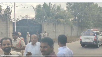 BRS : ఎర్రవల్లిలో హైటెన్షన్.. కేటీఆర్, హరీశ్ సహా 14 మందిపై కేసు