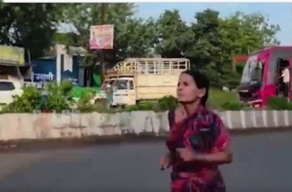 viral : కూతురి చదువు కోసం ఓ తల్లి సాహసం.. చెప్పులు చేతబట్టుకుని!
