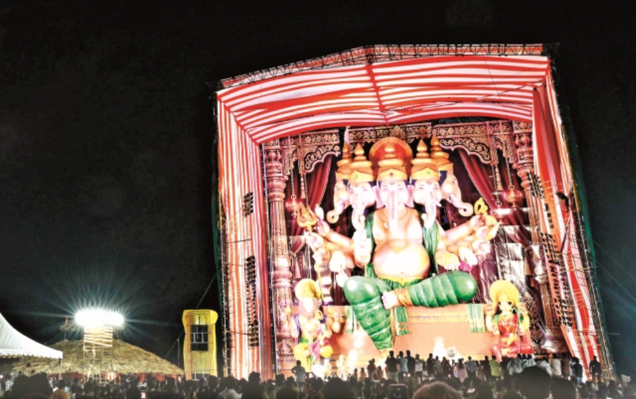 Vijayawada :ప్రపంచ రికార్డ్ సొంతం చేసుకున్న 72 అడుగుల మట్టి గణపతి!..